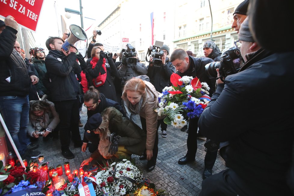 Pieta na Národní třídě ke dni 17. listopadu. Od rána zde probíhá demonstrace proti premiéru Babišovi