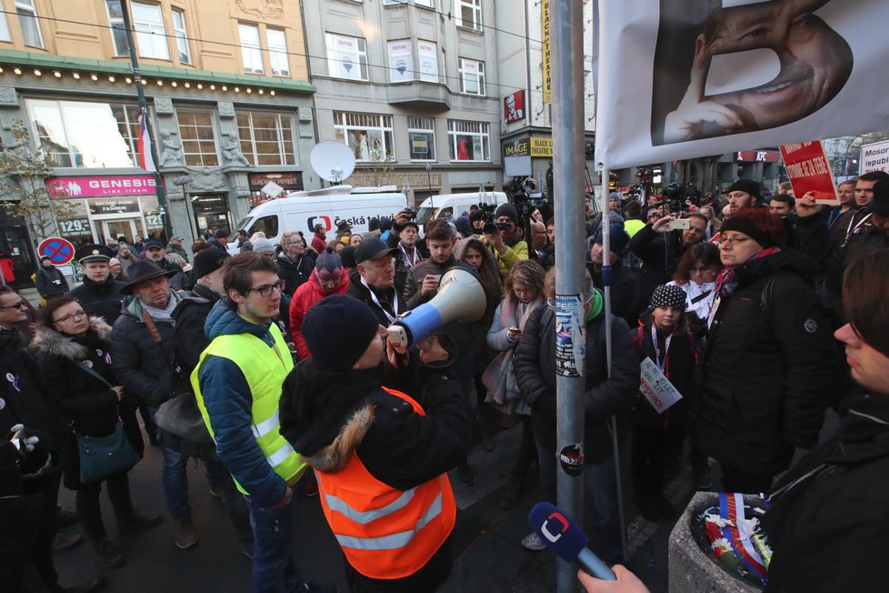 Pieta na Národní třídě ke dni 17. listopadu. Od rána zde probíhá demonstrace proti premiéru Babišovi.