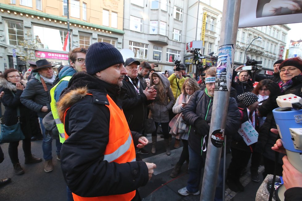 Pieta na Národní třídě ke dni 17. listopadu. Od rána zde probíhá demonstrace proti premiéru Babišovi