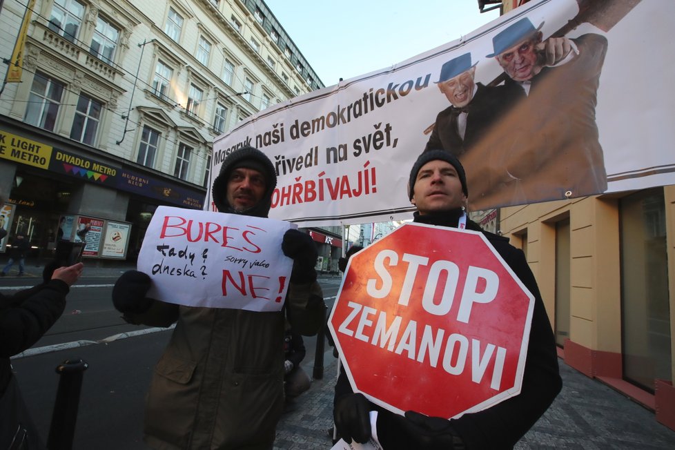 Na Národní třídě probíhá od rána demonstrace proti premiéru Babišovi