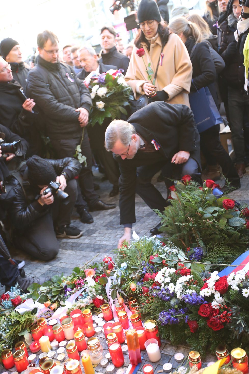 Petr Fiala a Alexandra Udženija a nově zvolený předseda senátu Jaroslav Kubera (všichni ODS) na Národní třídě (17. listopad 2018)