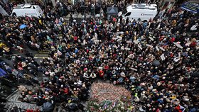 Národní třídou prochází zástupy lidí (17. 11. 2025)