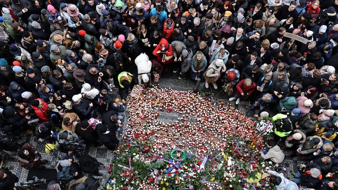 Národní třídou prochází zástupy lidí (17. 11. 2025) Národní třídou prochází zástupy lidí (17. 11. 2025)