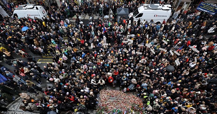 Národní třídou prochází zástupy lidí (17. 11. 2025)