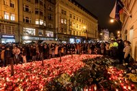Deštivý 17. listopad: Davy lidí v centru Prahy, hádky a nadávky na Národce, protest na Staromáku