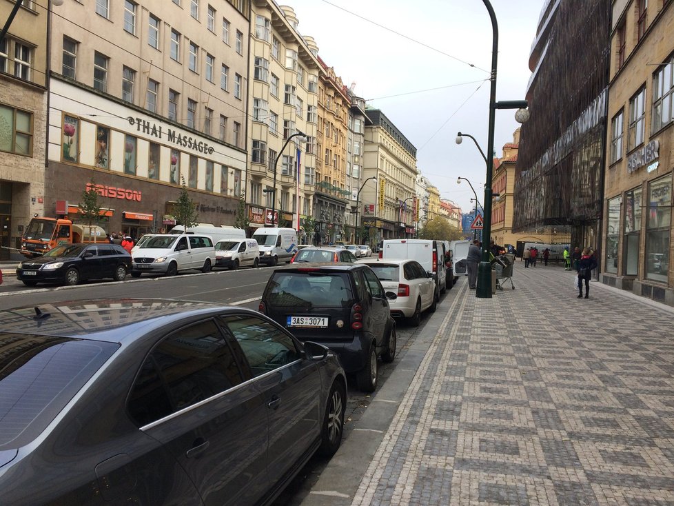 Aktuální proměna Národní třídy: jsou tu nové zálivy pro auta, širší chodníky a vysázené stromy.