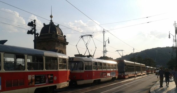 Dramatická nehoda u Národní třídy: Zastavila desítky tramvají!