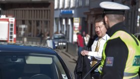 Policisté zastavili i senátora Tomio Okamuru