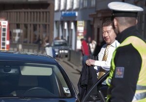 Policisté zastavili i senátora Tomio Okamuru