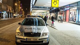 V garážích pražského obchodního centra se našel pobodaný mladý muž. Ačkoliv se policie nejprve domnívala, že šlo o loupežné přepadení, nakonec bylo vše jinak. Mladík se totiž zranil sám!