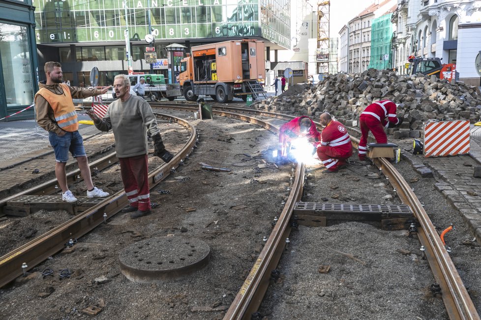 Výluka navazuje na opravy trati na křižovatce ulic Lazarská a Spálená, kdy nejezdí od pondělí 29. října do 8. listopadu tramvaje v části Spálené navazující na Karlovo náměstí.