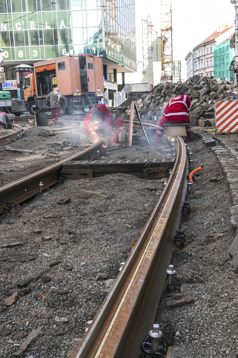 Výluka navazuje na opravy trati na křižovatce ulic Lazarská a Spálená, kdy nejezdí od pondělí 29. října do 8. listopadu tramvaje v části Spálené navazující na Karlovo náměstí.