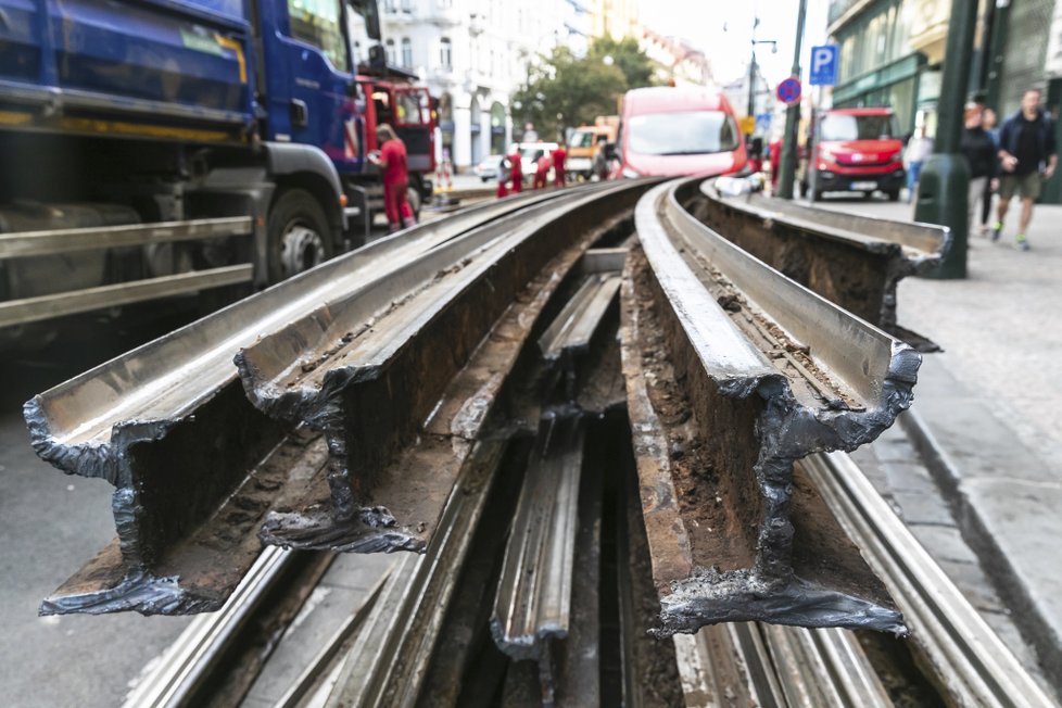 Noční tramvaj číslo 98 pojede mezi Lazarskou a Andělem přes Karlovo a Palackého náměstí do Zborovské. Linka číslo 99 pojede z Palackého náměstí k Národnímu divadlu a přes Staroměstskou a Malostranskou až na Malostranské náměstí.