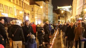 Pokus o symbolický řetěz ze svíček na Národní třídě. Jeho cílem bylo propojit památníky na obou březích Vltavy.