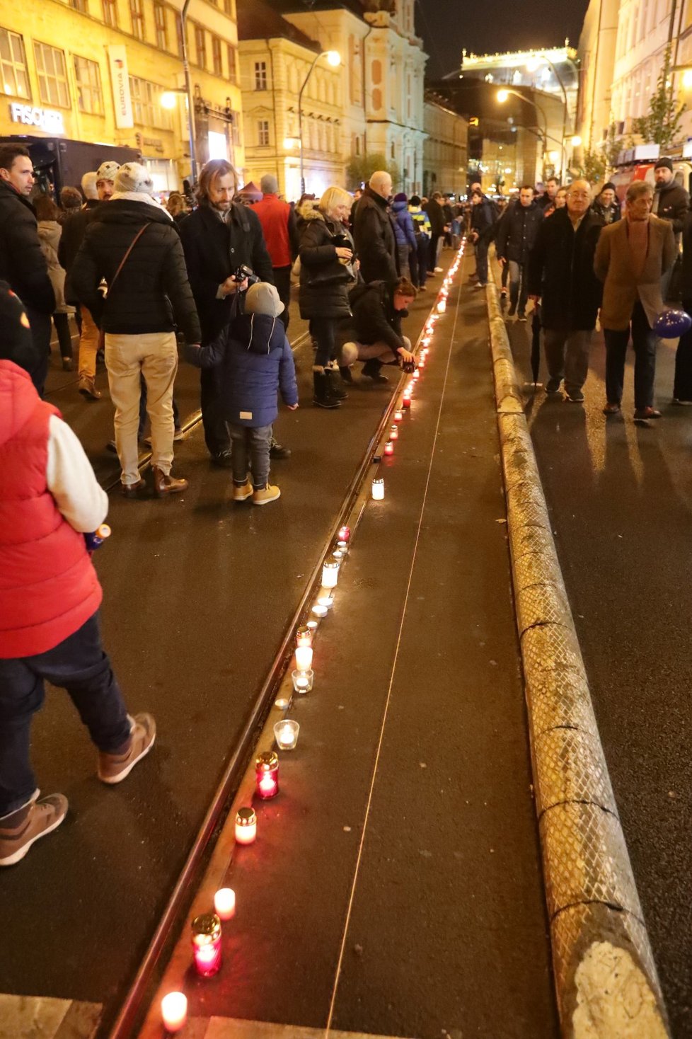 Pokus o symbolický řetěz ze svíček na Národní třídě. Jeho cílem bylo propojit památníky na obou březích Vltavy.