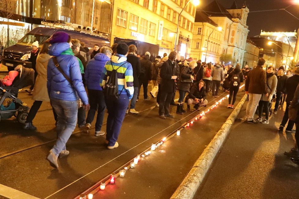 Pokus o symbolický řetěz ze svíček na Národní třídě. Jeho cílem bylo propojit památníky na obou březích Vltavy.