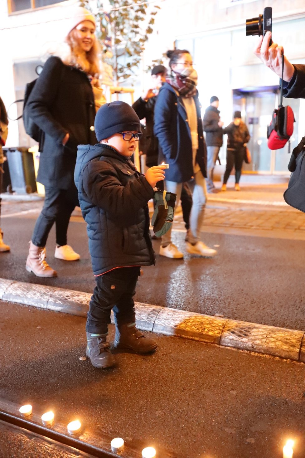 Pokus o symbolický řetěz ze svíček na Národní třídě. Jeho cílem bylo propojit památníky na obou březích Vltavy.