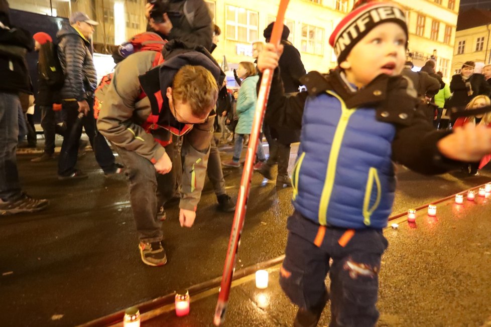 Pokus o symbolický řetěz ze svíček na Národní třídě. Jeho cílem bylo propojit památníky na obou březích Vltavy.