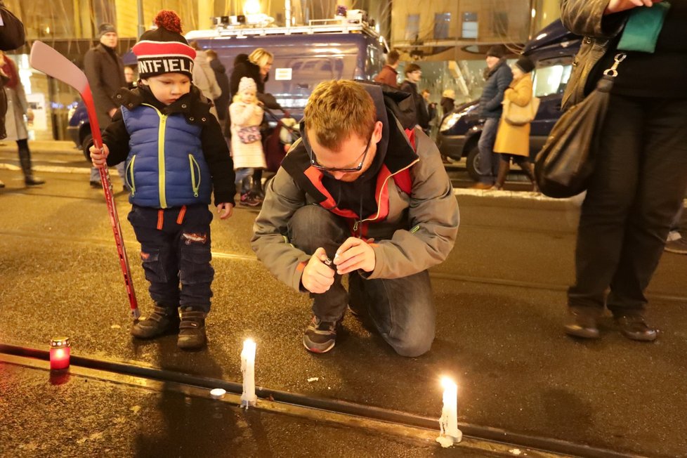 Pokus o symbolický řetěz ze svíček na Národní třídě. Jeho cílem bylo propojit památníky na obou březích Vltavy.