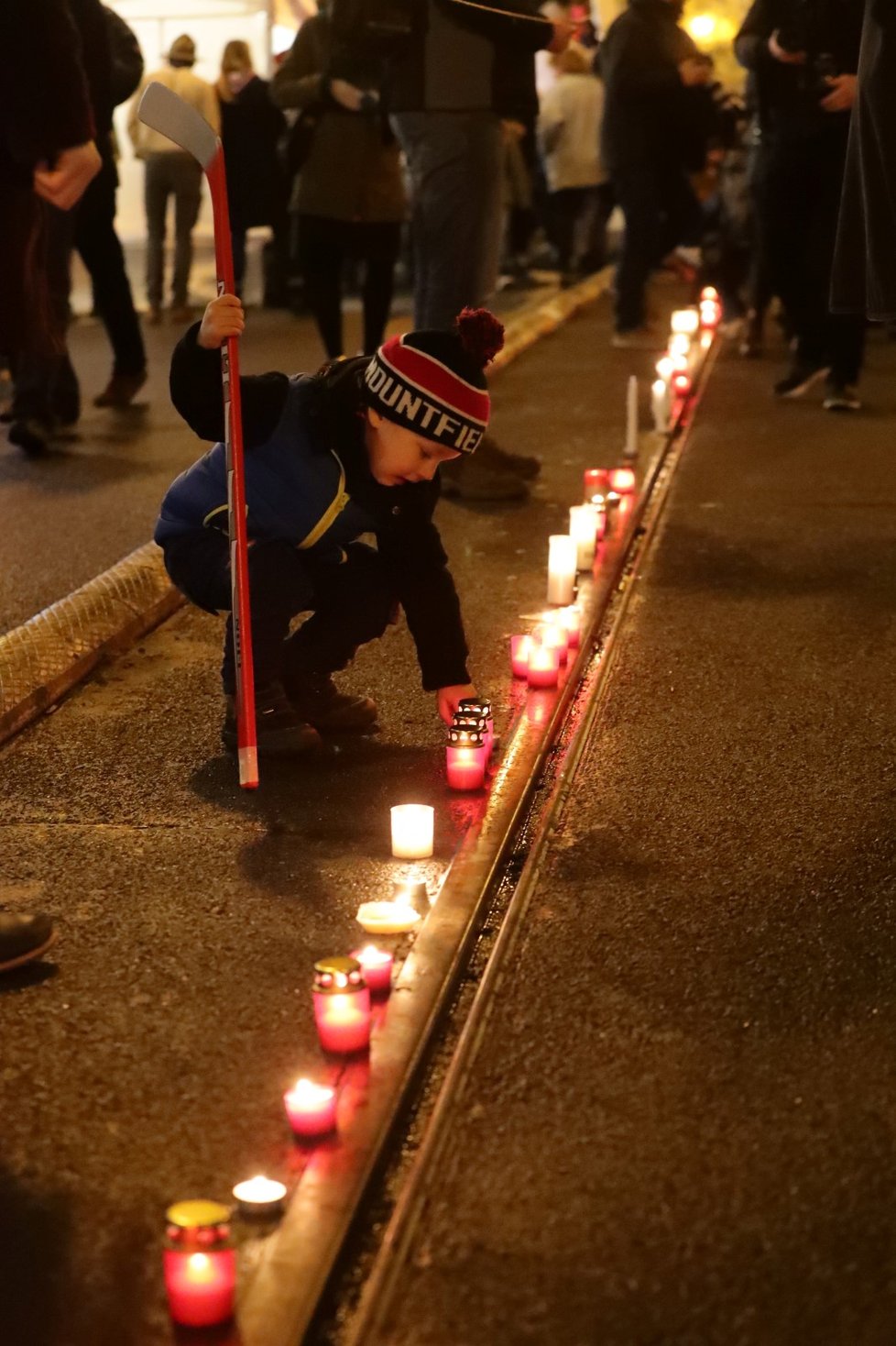 Pokus o symbolický řetěz ze svíček na Národní třídě. Jeho cílem bylo propojit památníky na obou březích Vltavy.