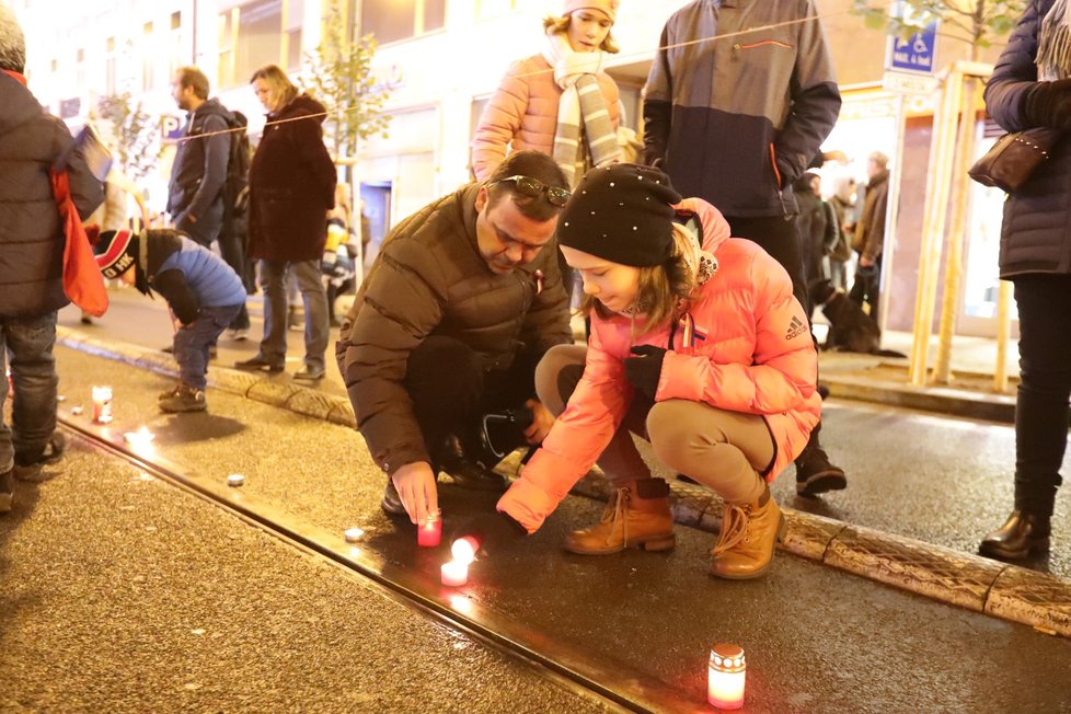 Pokus o symbolický řetěz ze svíček na Národní třídě. Jeho cílem bylo propojit památníky na obou březích Vltavy.