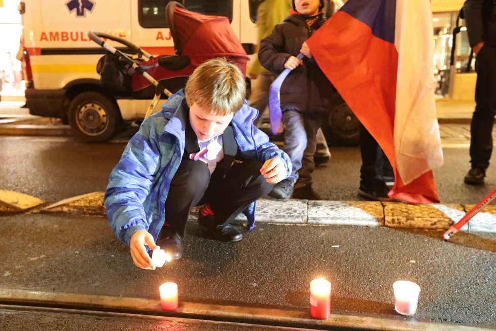 Pokus o symbolický řetěz ze svíček na Národní třídě. Jeho cílem bylo propojit památníky na obou březích Vltavy.