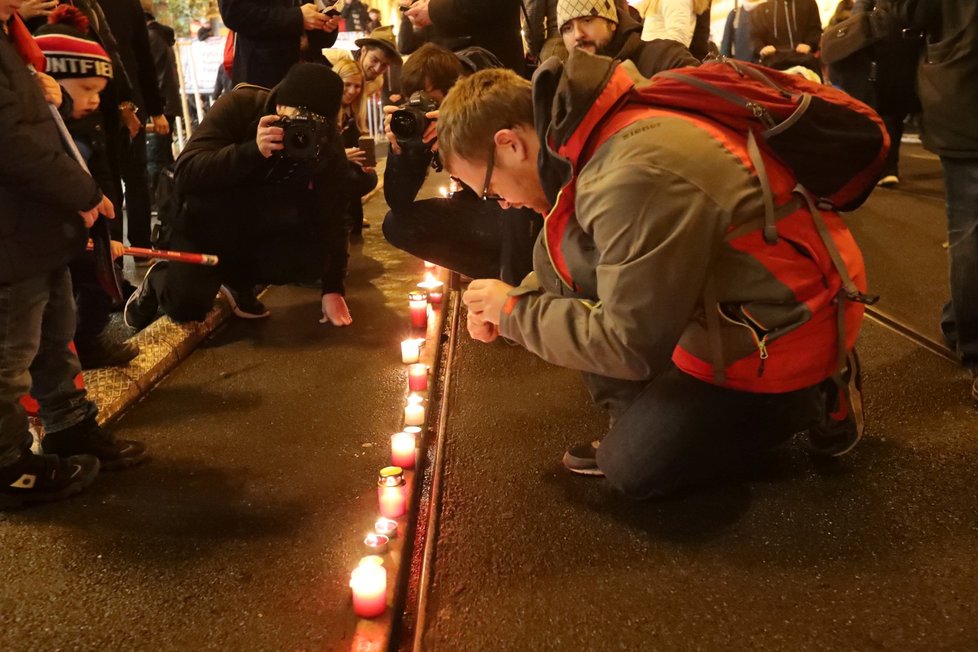 Pokus o symbolický řetěz ze svíček na Národní třídě. Jeho cílem bylo propojit památníky na obou březích Vltavy.