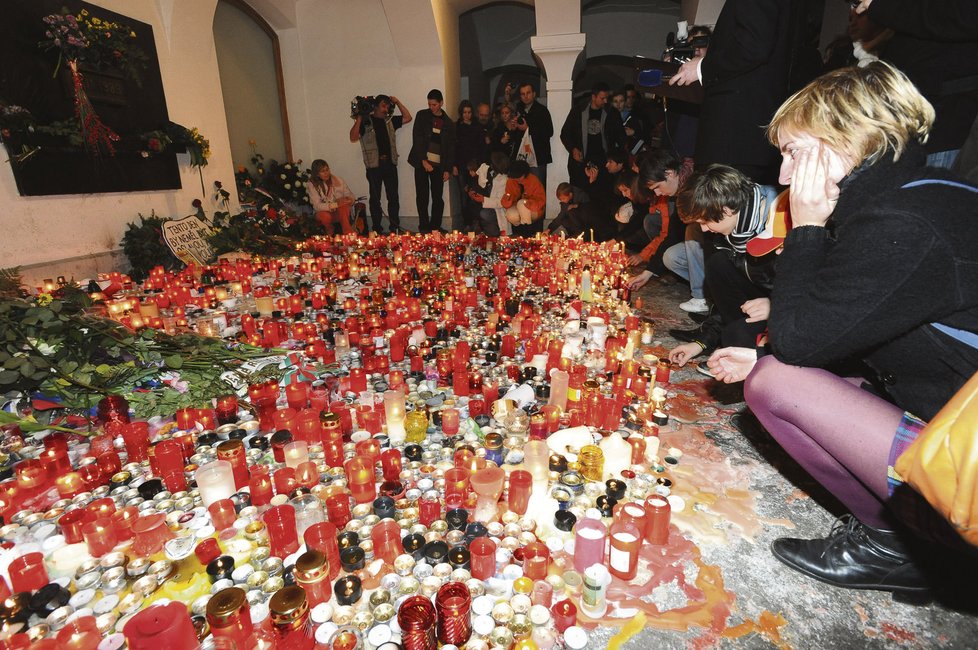 Sametové výročí (17. 11. 2009) V listopadu uběhlo od sametové revoluce dvacet let. Lidé po celé republice zapalovali svíčky. Bezkonkurenčně nejvíc plamínků plápolalo v Praze na Národní třídě.