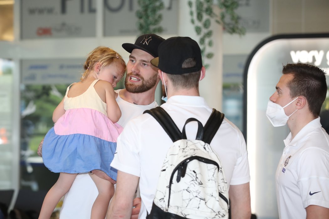 Na letišti čekalo na hokejisty láskyplné přivítání od milovaných partnerek a dětí.