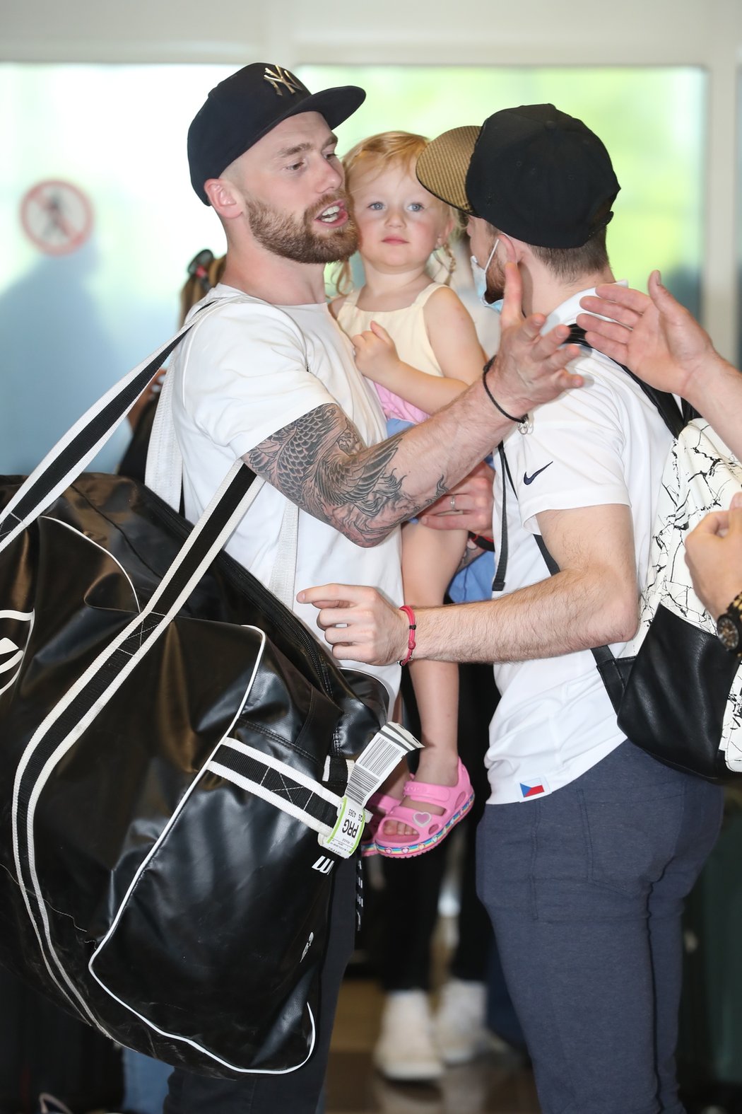 Na letišti čekalo na hokejisty láskyplné přivítání od milovaných partnerek a dětí.