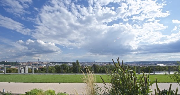 Levitující zahrada Národního zemědělského muzea nabízí úžasný výhled na pražské panorama.