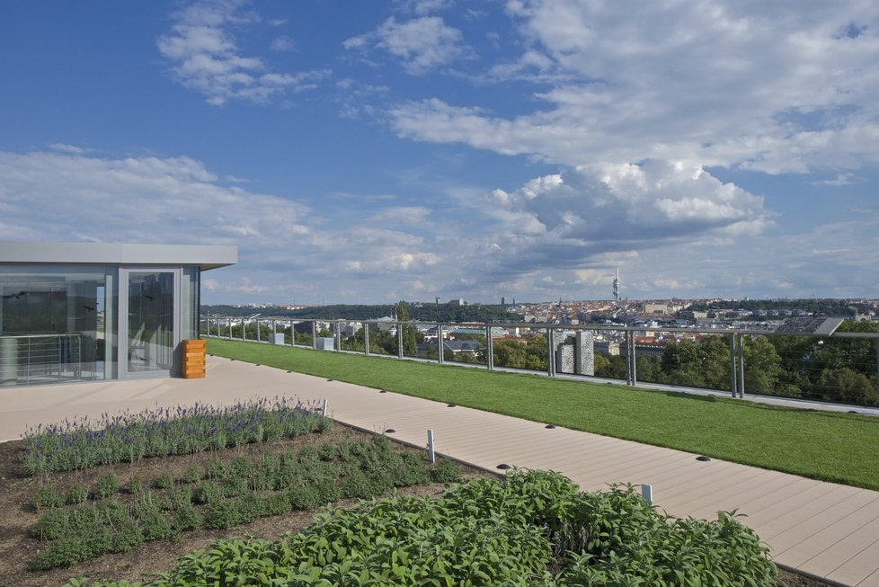 Levitující zahrada Národního zemědělského muzea nabízí úžasný výhled na pražské panorama.