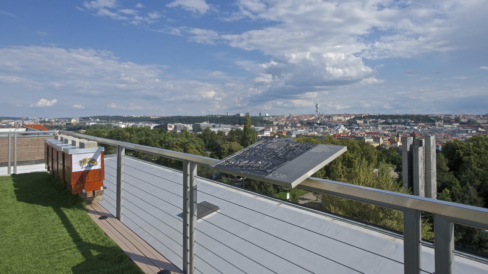 Levitující zahrada Národního zemědělského muzea nabízí úžasný výhled na pražské panorama.