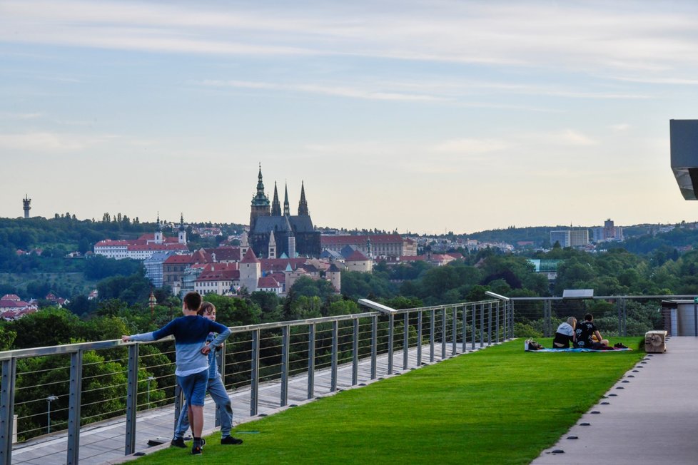 Vyhlídka ze střechy Národního zemědělského muzea, červen 2020.