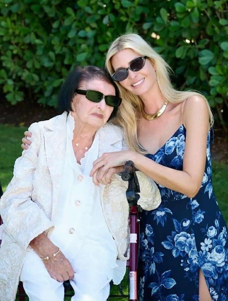 Ivanka Trumpová sdílí příspěvek na počest svých 44. narozenin. S babičkou Zelníčkovou. Ivanka Trumpová sdílí příspěvek na počest svých 44. narozenin. S babičkou Zelníčkovou.