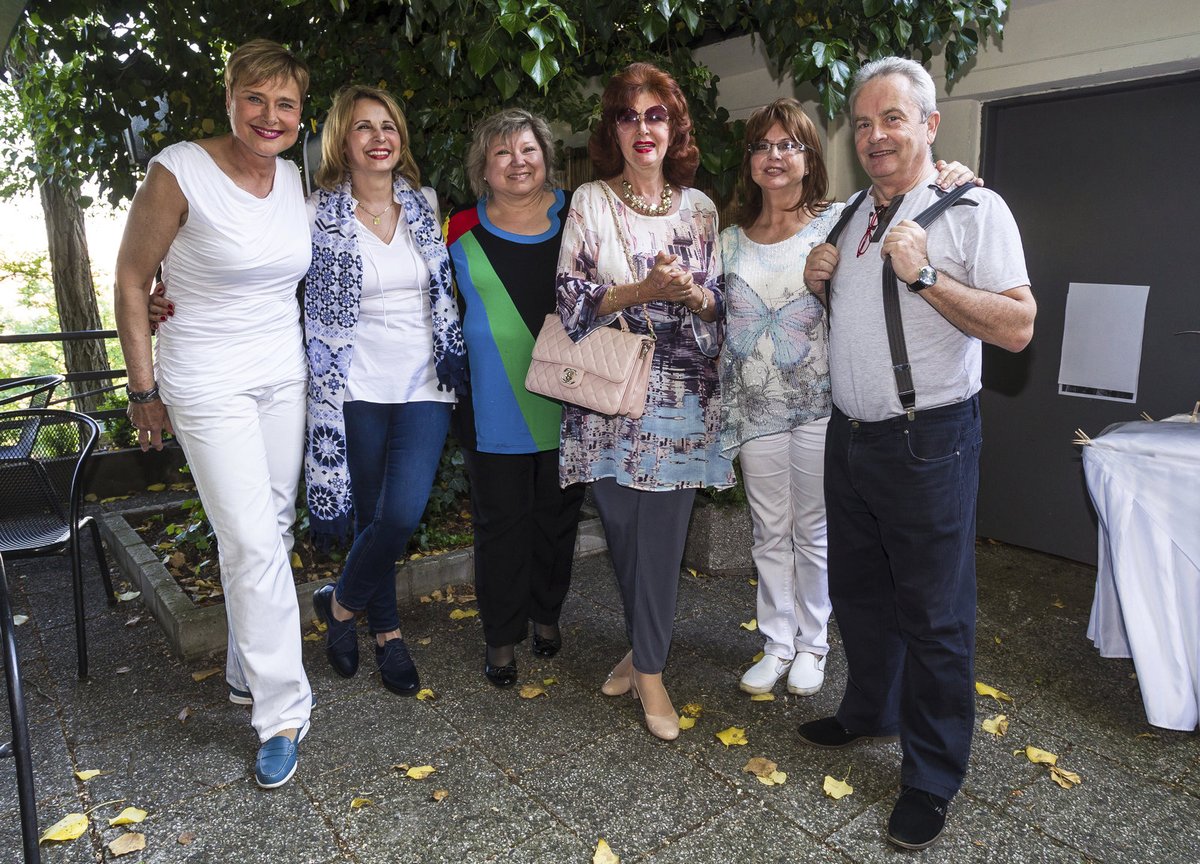 Oslava 70. narozenin kameramana Stanislava Kubů: (Zleva) Marie Retková, Stanislava Lekešová, Jana Smutná, Saskia Burešová, Marie Tomsová a Alexandr Hemala