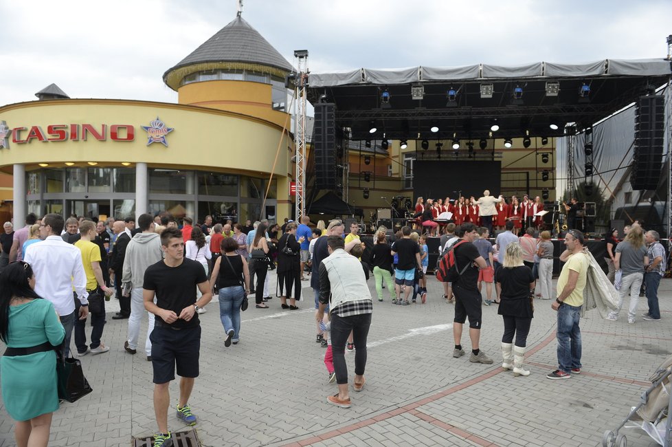 Oslava 11. narozenin kasina se konala pod širým nebem a mohl přijít kdokoliv.