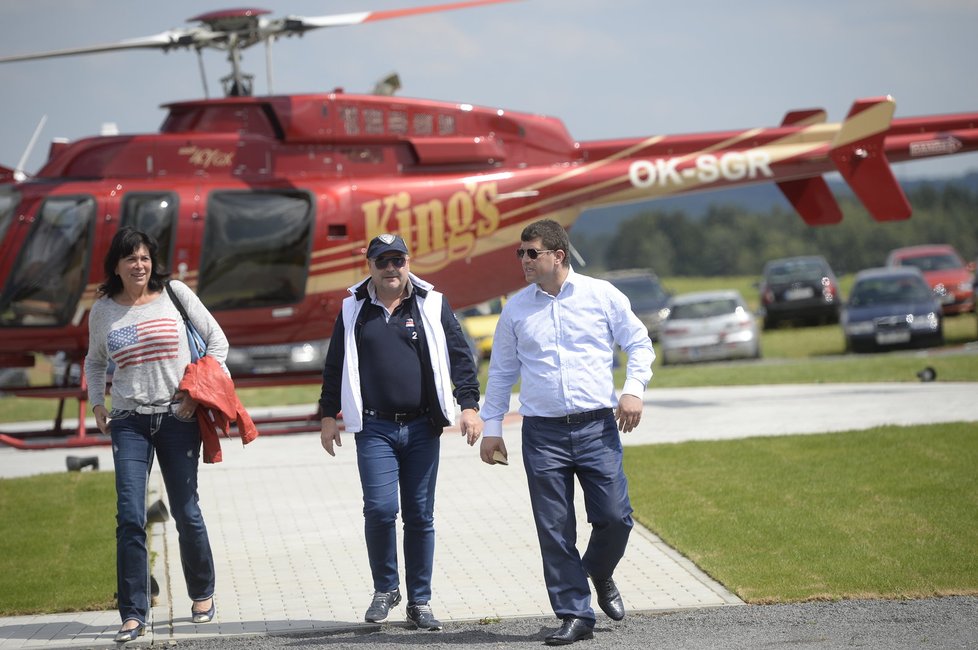 Majitel kasina Leon Tsoukernik přivezl Michala Davida a jeho manželku soukromou helikoptérou.