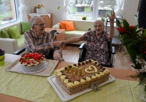 V Novém domově v Karviné si Lojzička (101) našla nového přítele Bohouška (95) a vyjíždí s ním ráda na výlety.