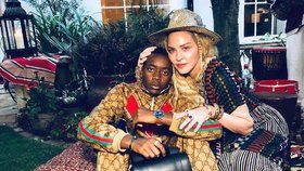 Madonna v akci: Afrického synka navlékla do teplákovky za 85 tisíc