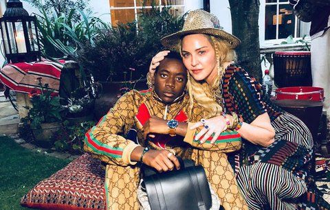 Madonna v akci: Afrického synka navlékla do teplákovky za 85 tisíc