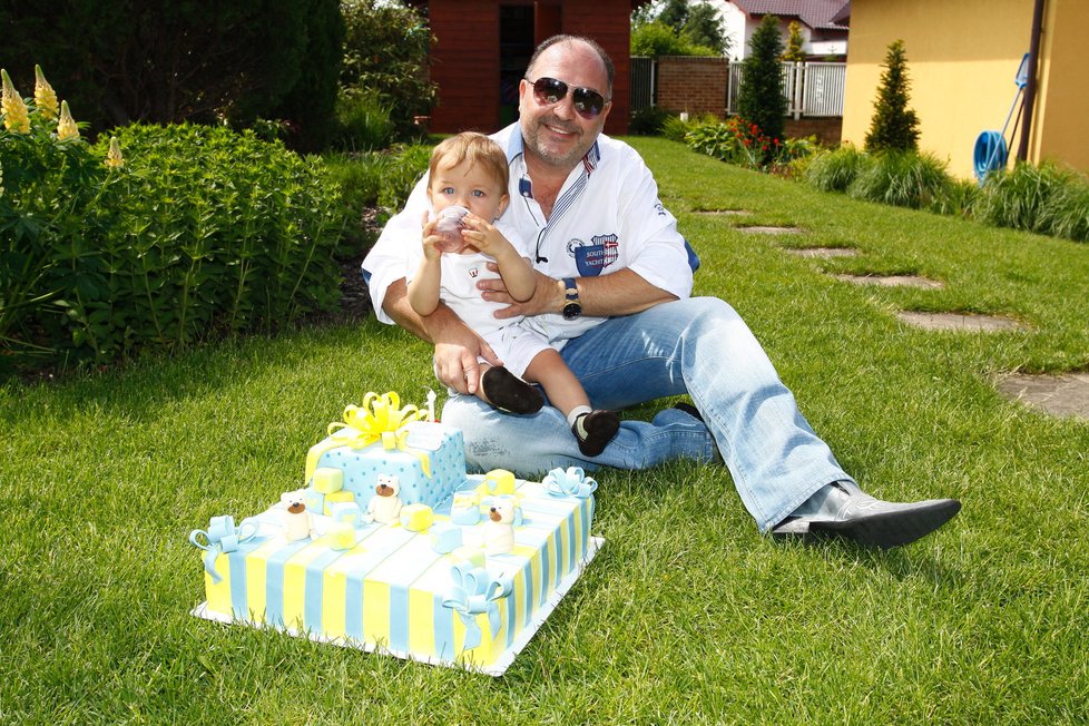 Michal David s vnukem, který slavil první narozeniny