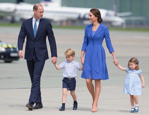 Princ George s rodiči a malou sestrou Charlotte