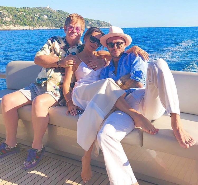 David a Victoria Beckhamovi tráví dovolenou u Eltona Johna.