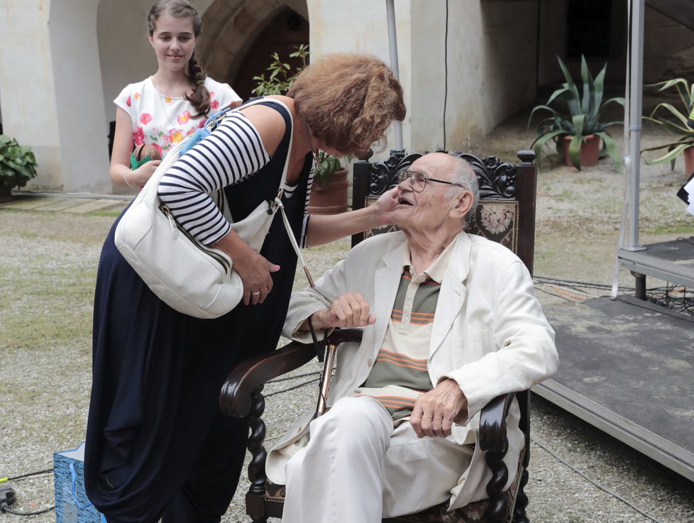 Ivana Andrlová gratuluje Václavu Vorlíčkovi.