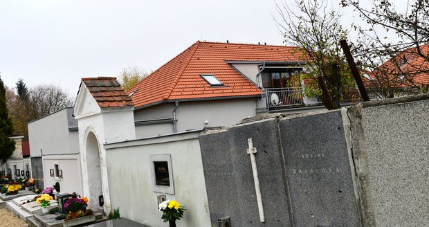 Z balkonu vidí herec rovnou na hroby
