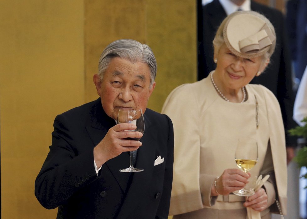japonský císař Akihito abdikoval, nahradil ho nejstarší syn Naruhito