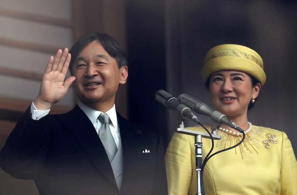 Japonský císař Naruhito s chotí Masako vítali tisíce Japonců (4. 5. 2019).