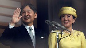 Japonský císař Naruhito s chotí Masako vítali tisíce Japonců (4. 5. 2019)