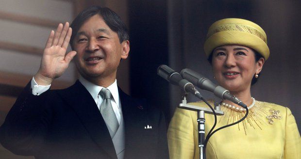 Nový císař Naruhito pozdravil tisíce Japonců. Viděli i císařovnu Masako